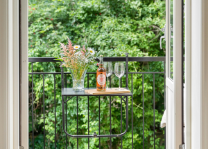 Renter-friendly no-drill balcony setup with railing clamp table